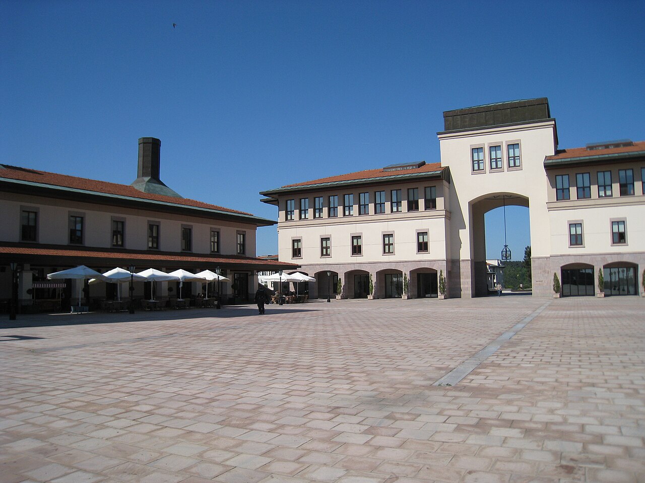 Main plaza and student union at Koç University (2008)
